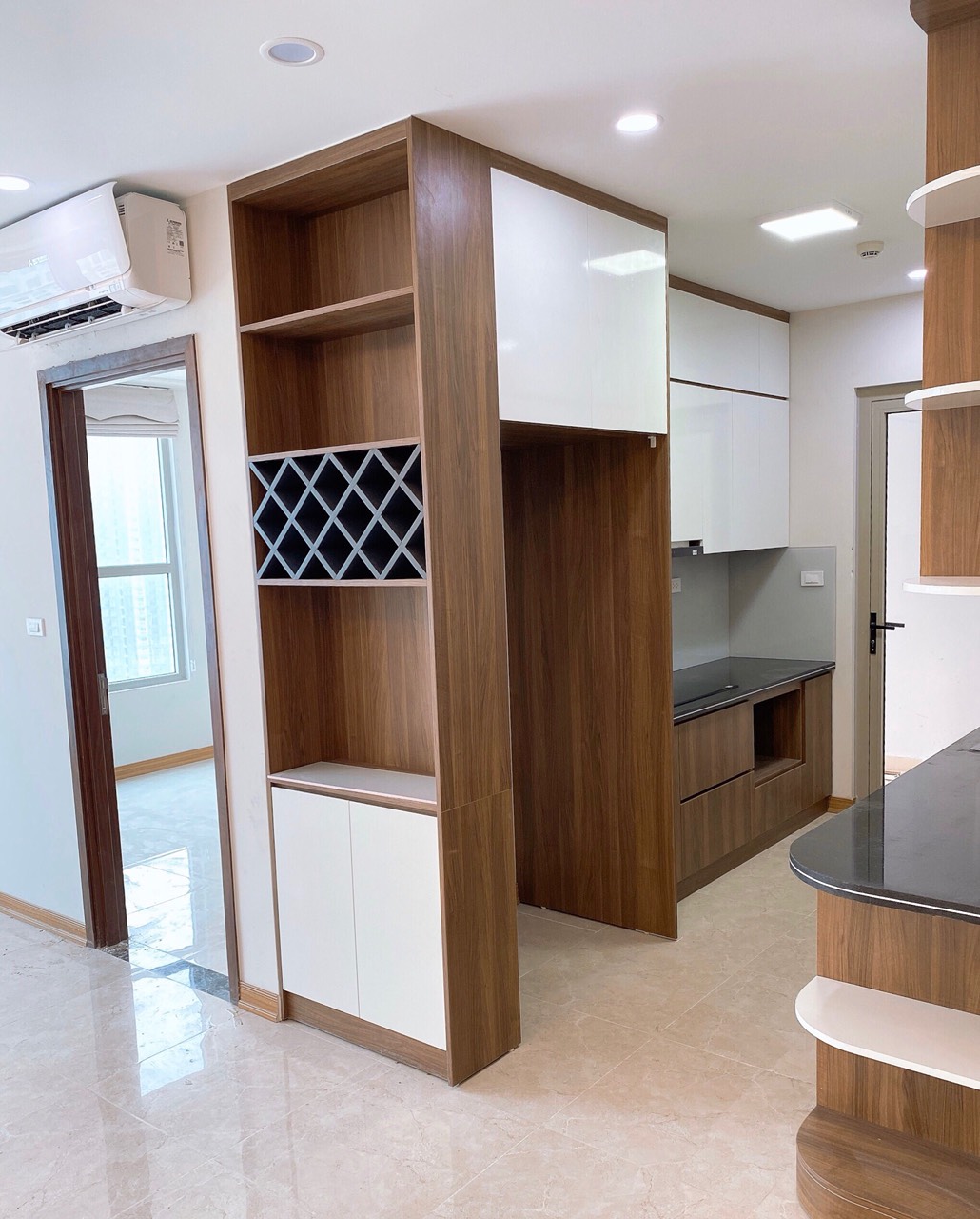 Tủ bếp kèm kệ rượu góc