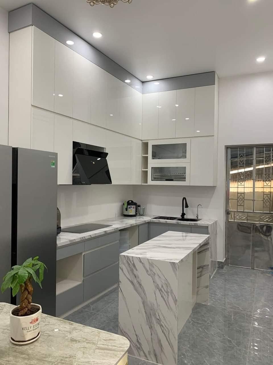 Tủ bếp chữ L trắng xám kèm đảo bếp đá marble
