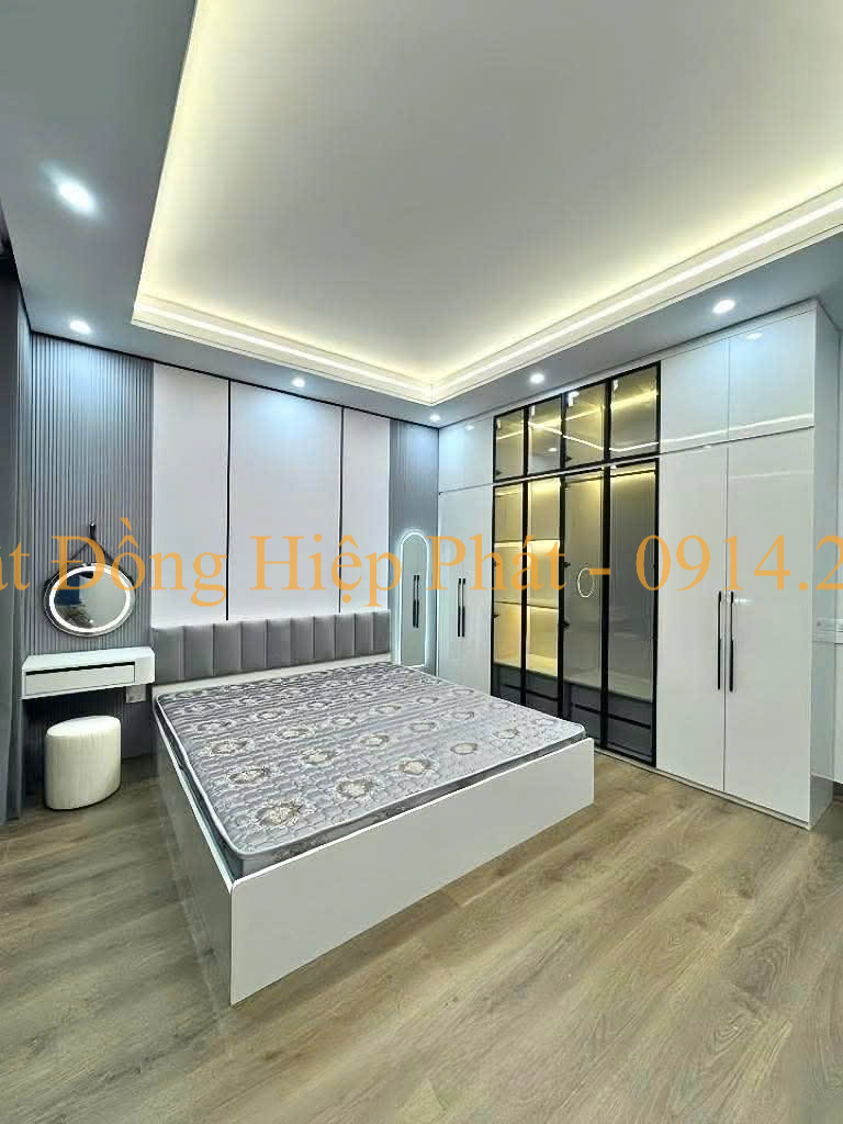 Phòng ngủ tủ áo kính kèm kệ trang trí ốp đá