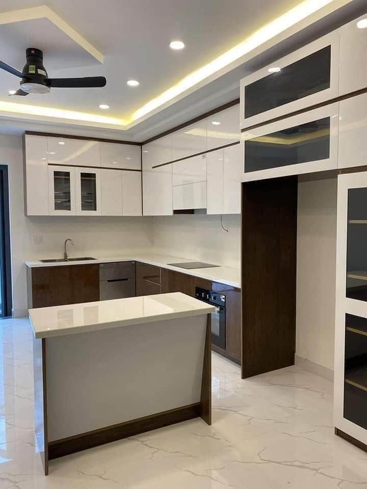 Phòng khách hoàn thiện — kệ tivi gỗ, sàn đá vân mây